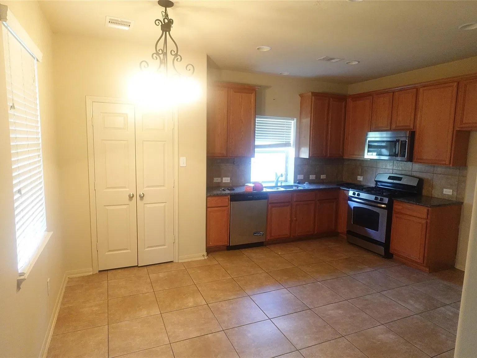 4 bed, 3.5 bath, 2194 sqft, $2,250 — Photo 4