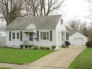 1284 Hollywood St NE photo 1