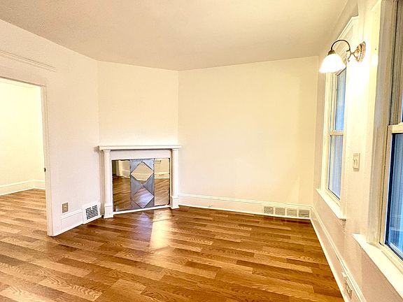 2nd image of 906 E 76th St Unit 4