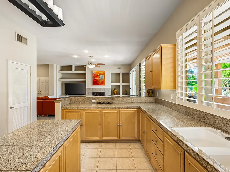 285 W Kavenish Dr — Photo 15