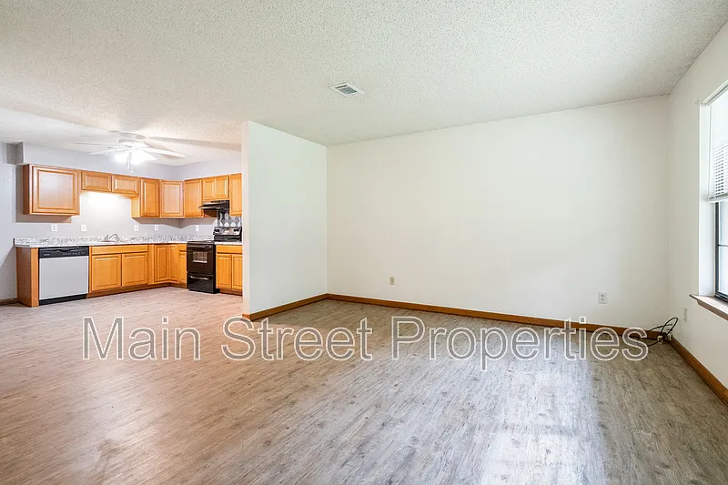 2 bed, 1.5 bath, 924 sqft, $1,275 — Photo 3