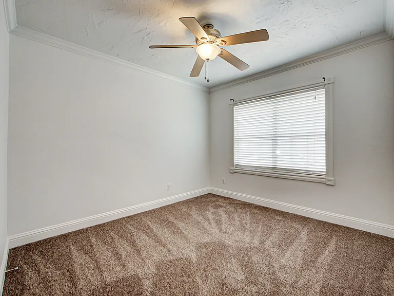 418 N Flood Ave — Photo 8