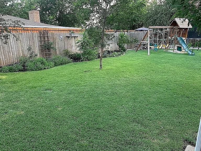 1921 Vivian Ave — Photo 3