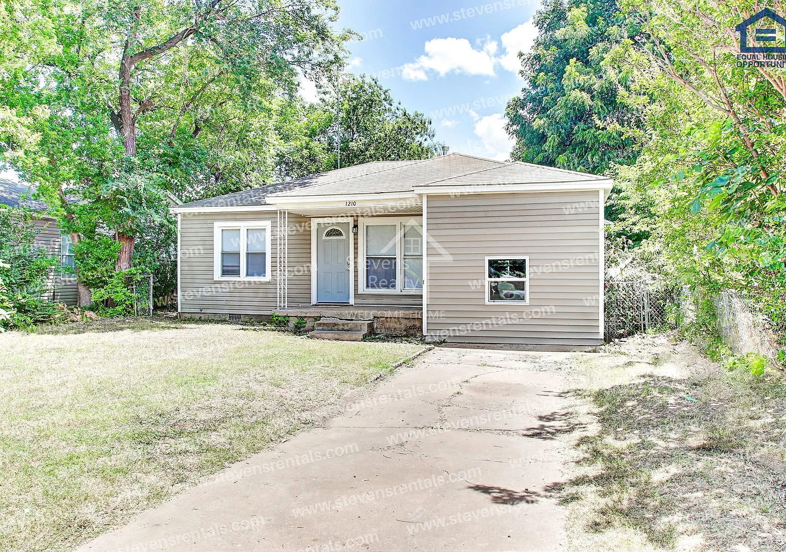 $400 Off First Months Rent! Charming Cozy Home — Photo 3