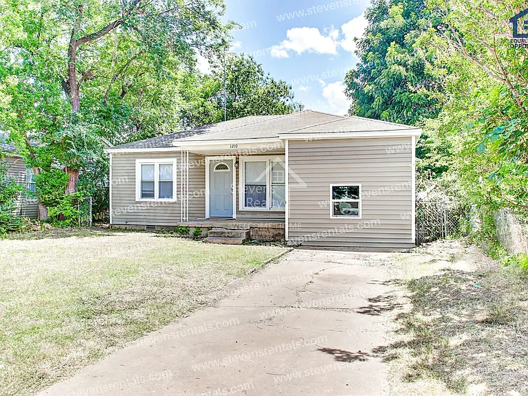 1210 NW Irwin Ave — Photo 3
