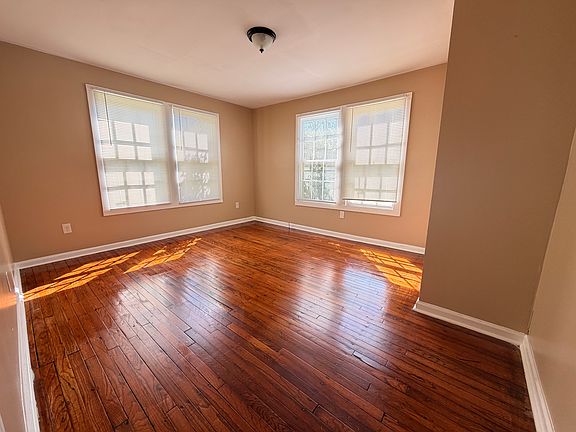 3rd image of 4755 Wyandotte St