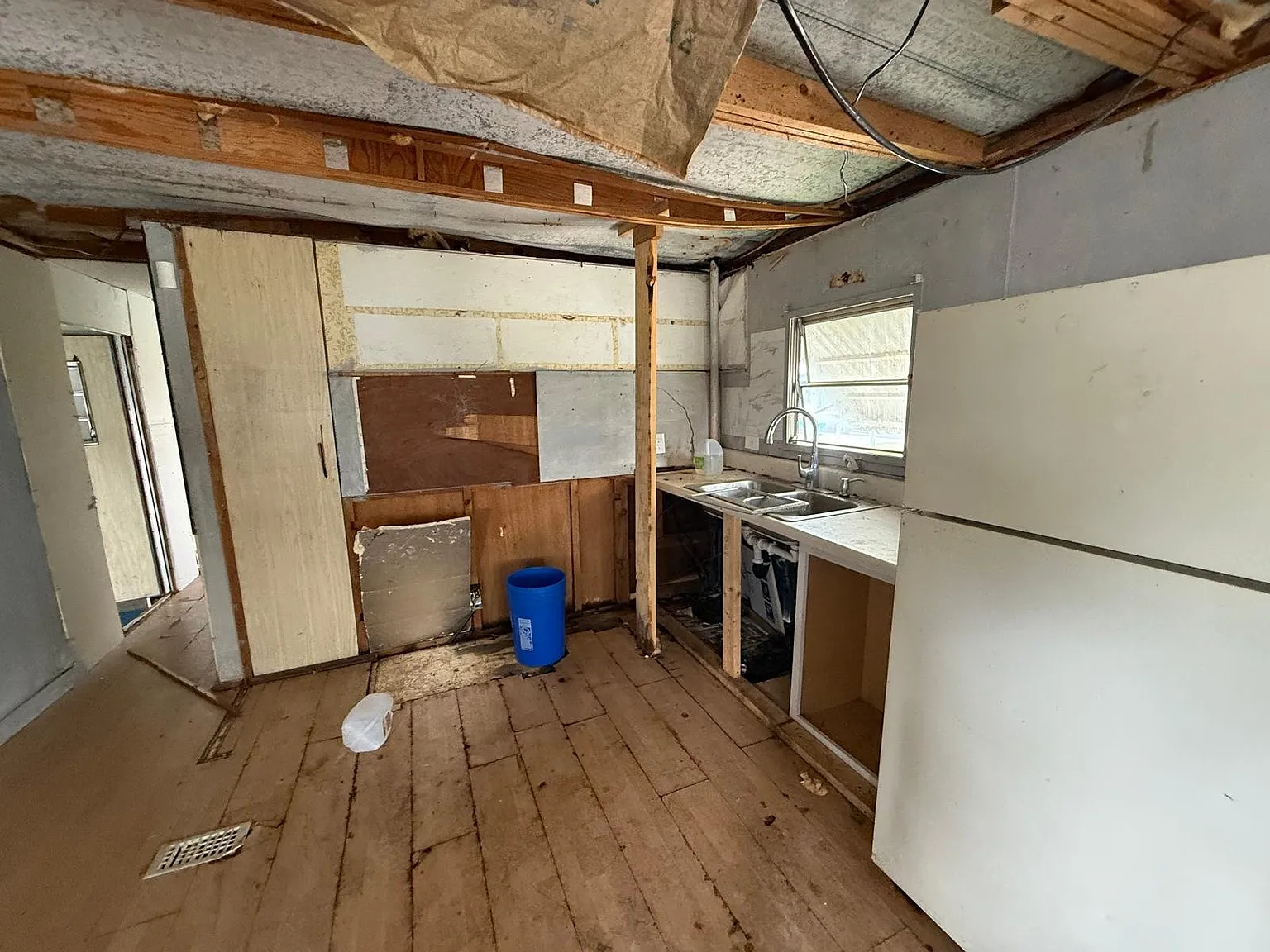 Handyman Special - Mobile Home For Only $250 — Photo 4