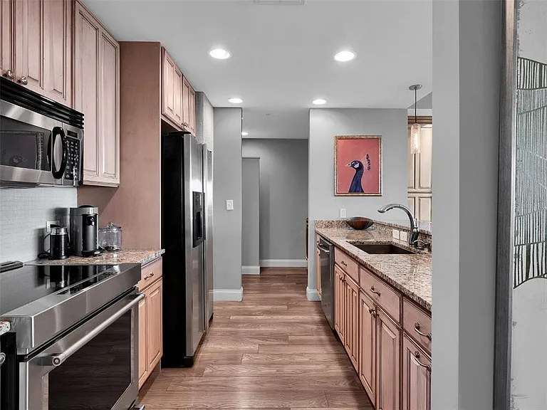 525 E Jackson St — Photo 37