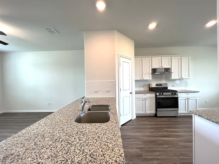 1511 Avery Pointe Dr — Photo 6