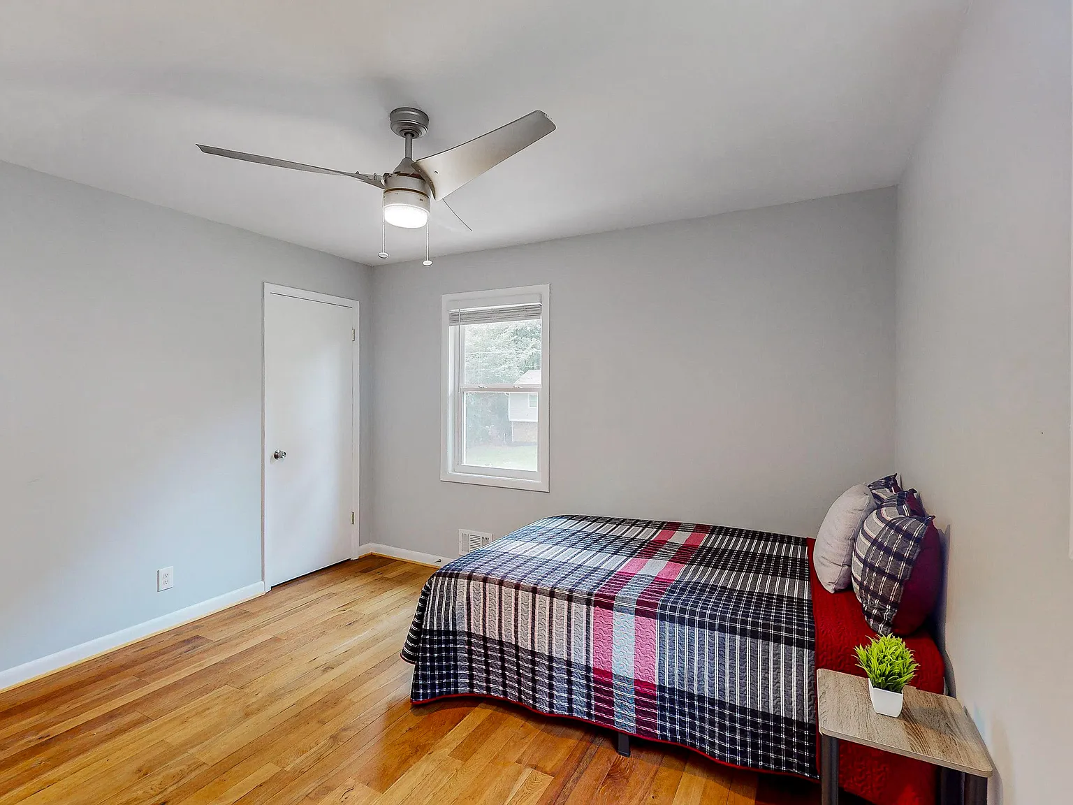 4 bed, 4.0 bath, 1989 sqft, $724 — Photo 2