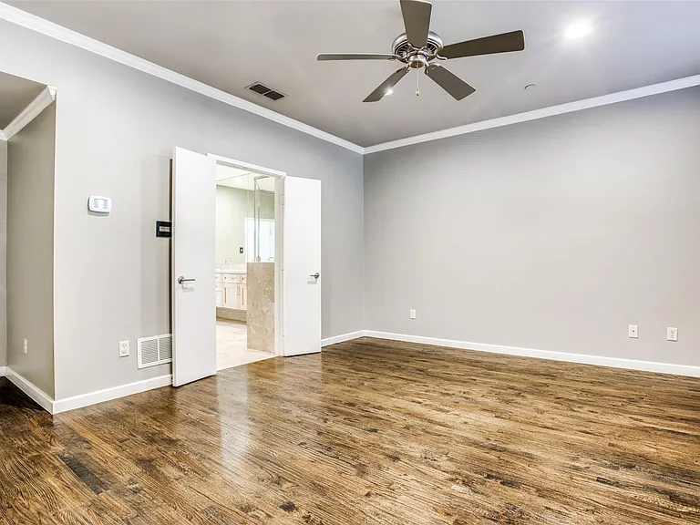 2411 N Hall St #20 — Photo 10