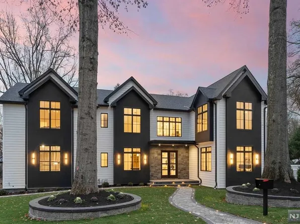 321 Pine St, Haworth, NJ 07641