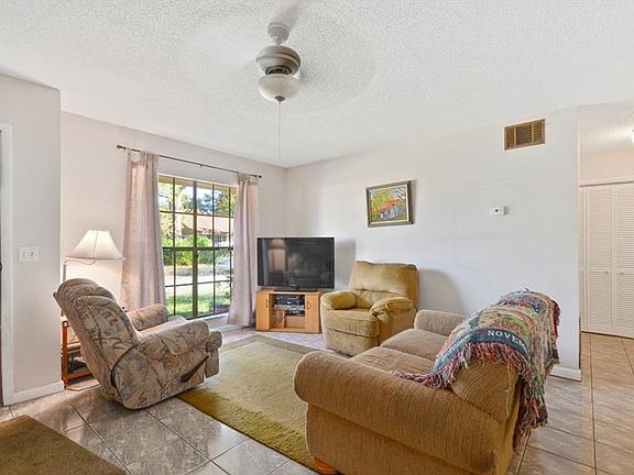 3rd image of 704 Woodlawn Dr