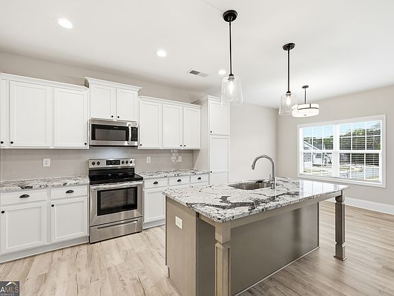 5th image of 1810 Willow Creek Dr
