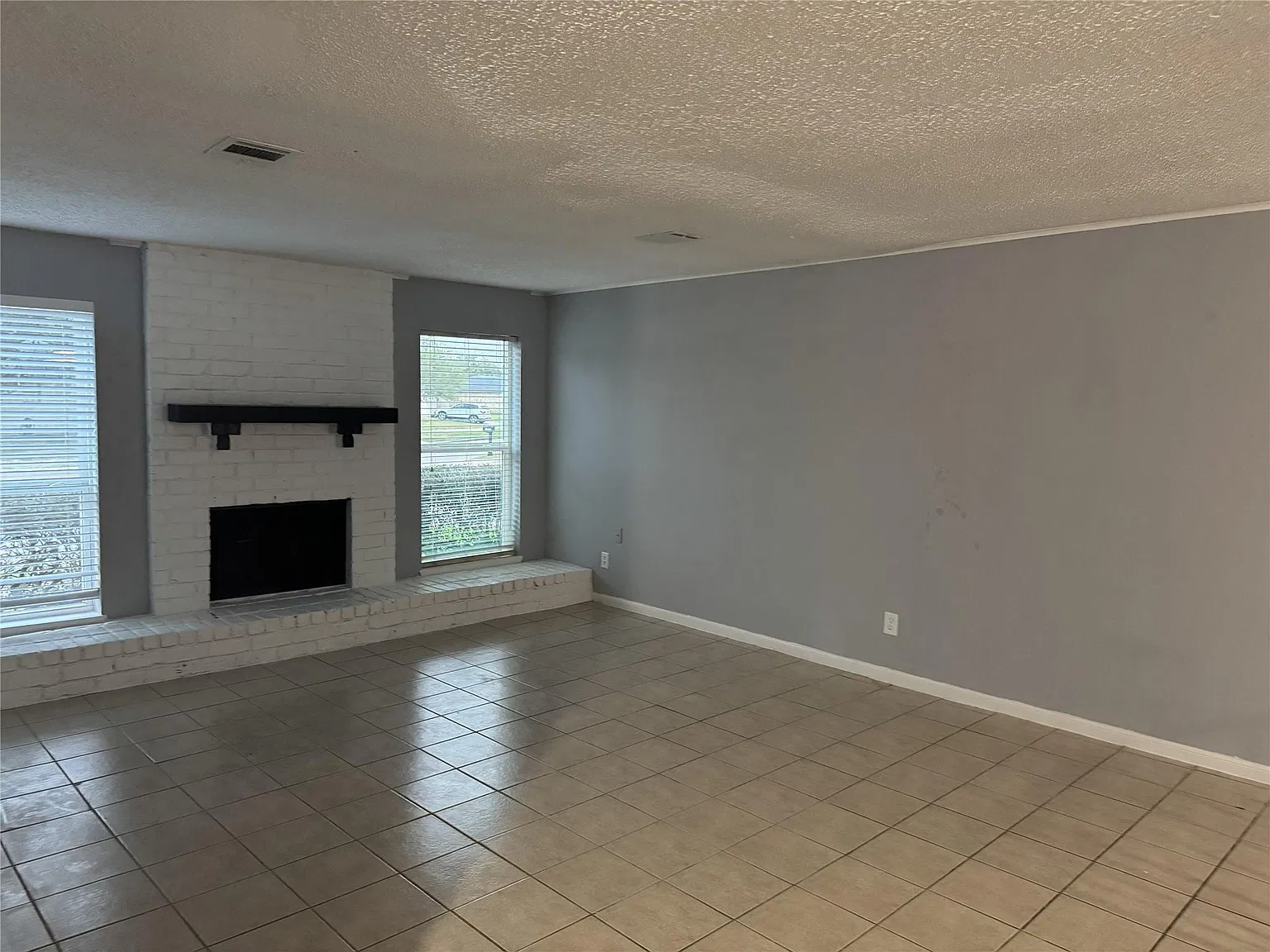 4 bed, 2.5 bath, 1693 sqft, $2,000 — Photo 2