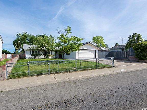 3rd image of 3743 Bainbridge Dr
