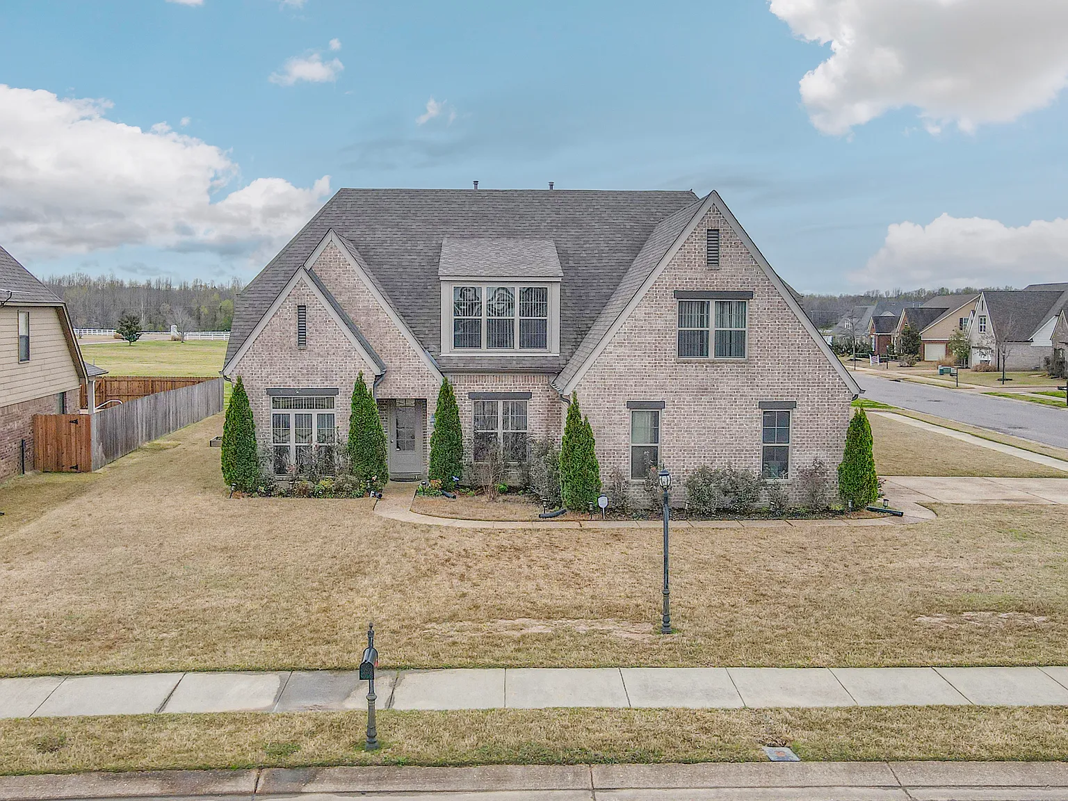 6 bed, 2800 sqft, $3,250 — Photo 3