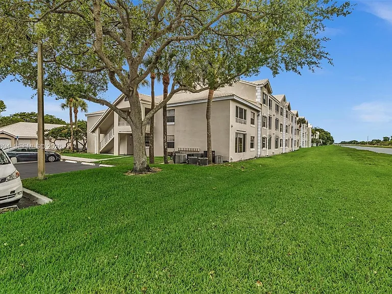 2851 N Oakland Forest Dr #111 — Photo 65