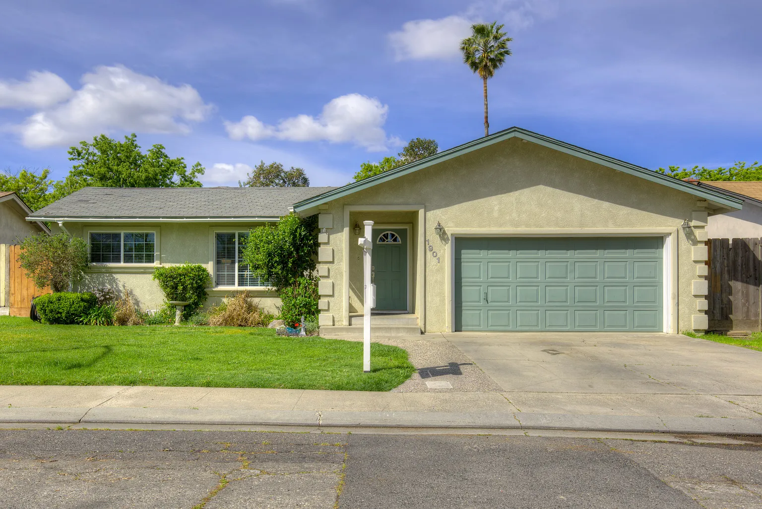 1901 Manzanita Dr photo 1