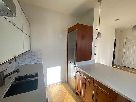 5th image of 3916 1/2 N Kedvale Ave APT 3W