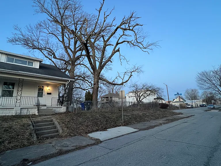 608 W Monroe St — Photo 34