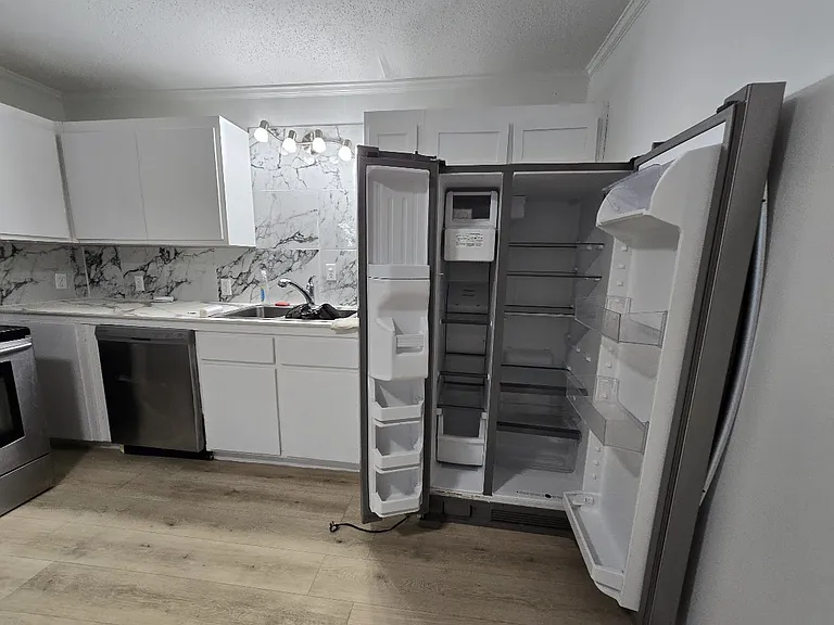 629 W Watson St — Photo 59
