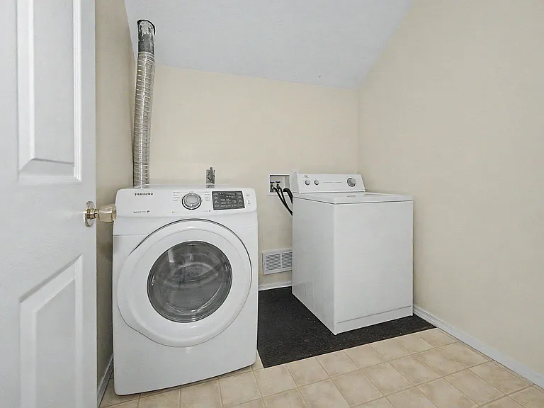 1004 Doral Dr — Photo 2