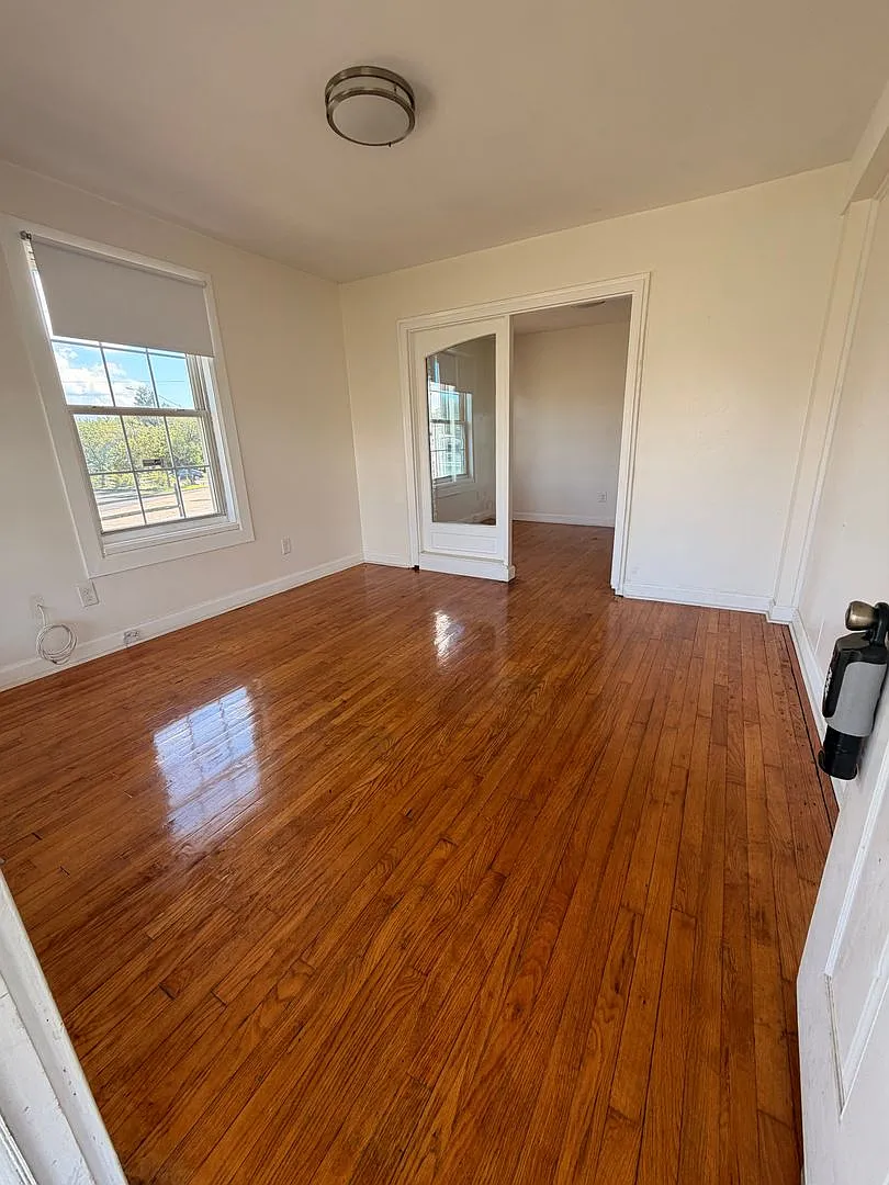 Coming Soon- 4 Bed 1 Bath Blue Cottage For Rent — Photo 4