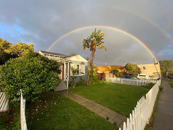 Fenced in front yard. Great neighbors.