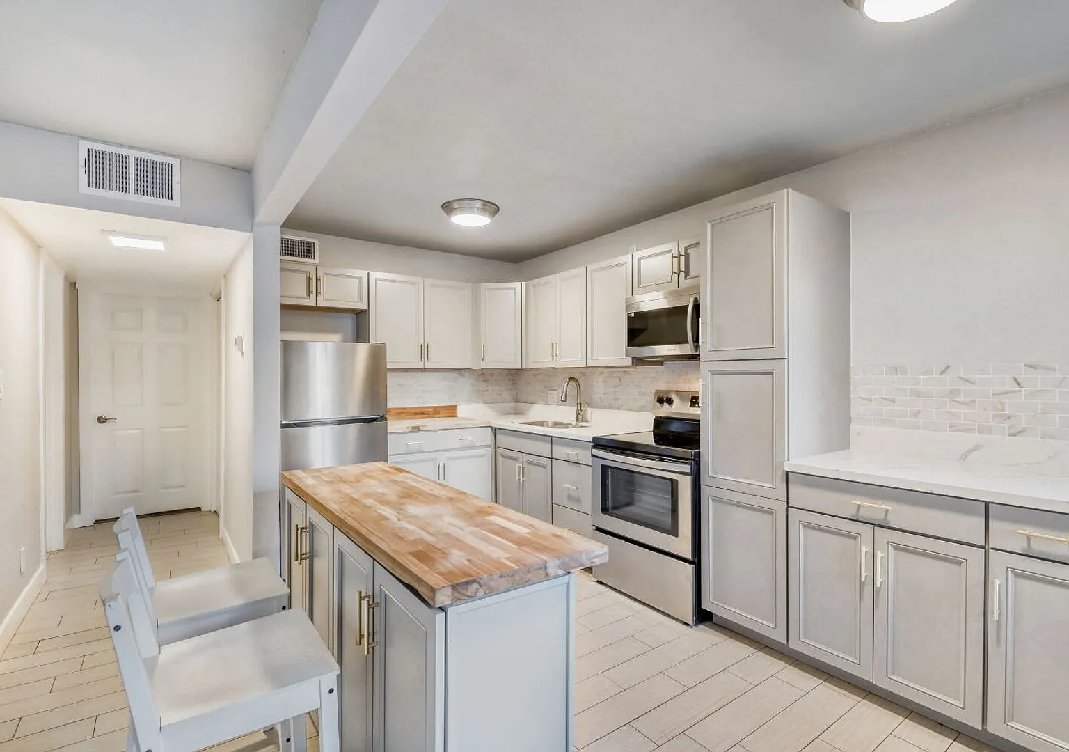 Move In Special - First Month's Rent Is Free - Upgraded 1 Bedroom Condo Near Freeway With Communi... — Photo 3