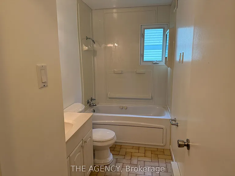 323 Waratah Ave — Photo 17