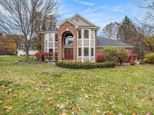 9610 Forest Ridge Dr, Clarkston, MI 48348