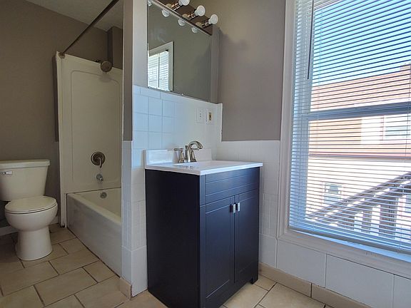 4th image of 2205 Holdrege St #1