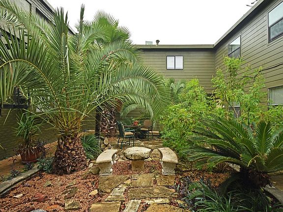 5th image of 303 W 40th St #101