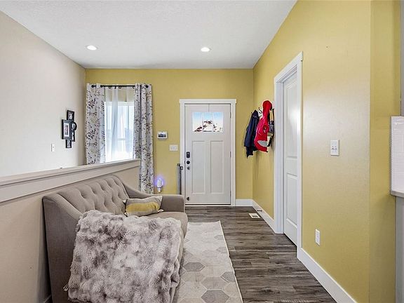 3rd image of 3482 Hemingway St
