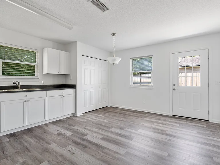 860 W 6th St — Photo 16