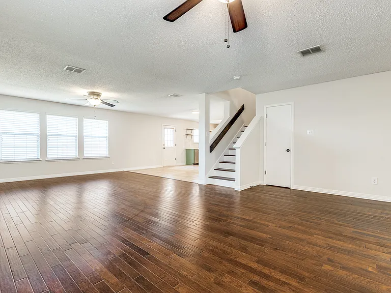 2112 Royal Acres Trl — Photo 5