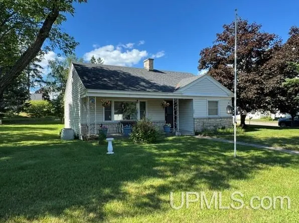 1602 Minneapolis Ave, Gladstone, MI 49837