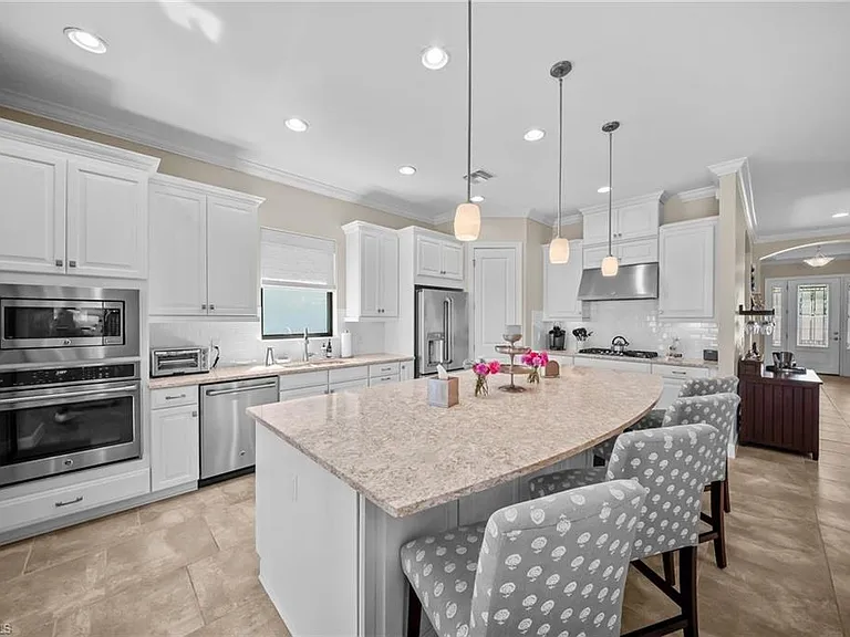 9361 Terresina Dr — Photo 10
