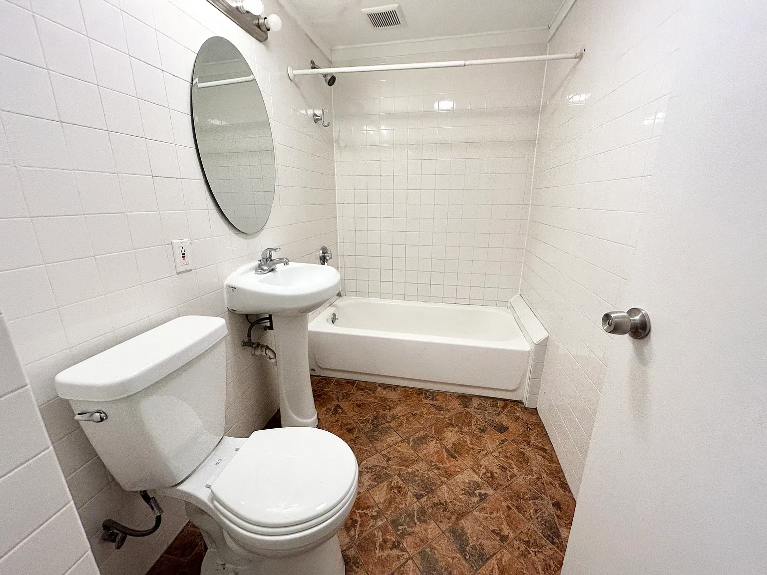 4 bed, 1.5 bath, 9999 sqft, $3,800 — Photo 3