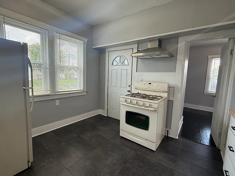 4839 Helen St — Photo 11