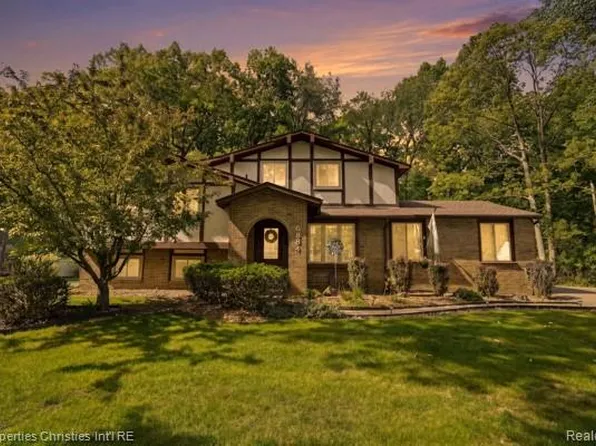 6884 Aeroview St, West Bloomfield, MI 48324