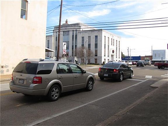 2nd image of 313 E Goliad Ave