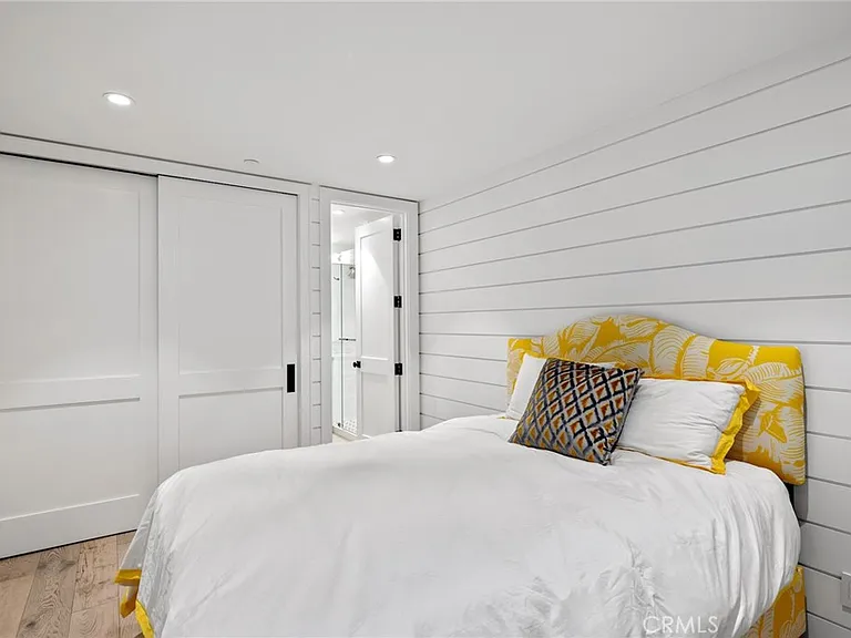 2428 The Strand — Photo 53