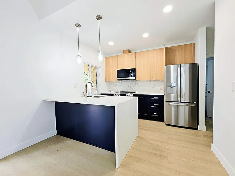 1270 Froude St #1270 — Photo 4