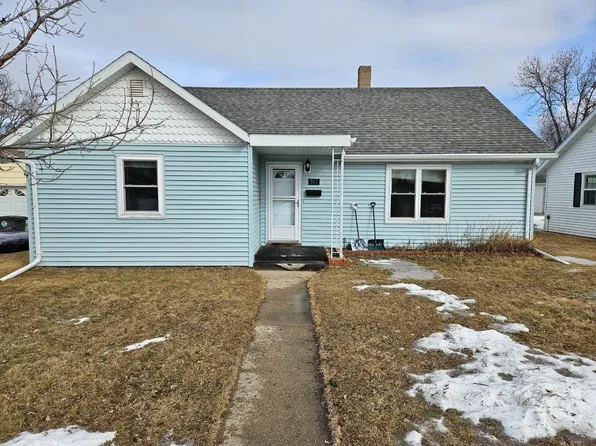 511 3rd St SE, Rugby, ND 58368