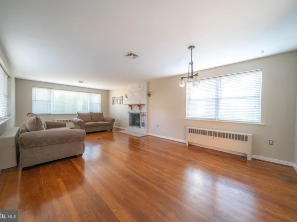 201 E North Ln, Conshohocken, PA 19428