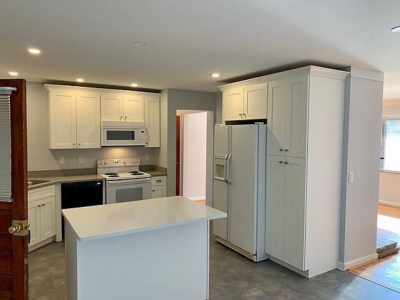 New kitchen w/breakfast island