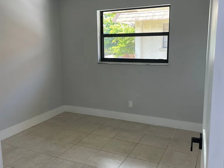 1721 SW 40th Ter #B — Photo 10