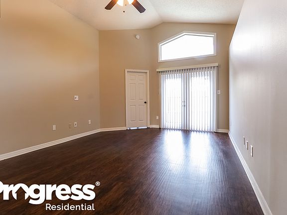 2nd image of 124 Lakebreeze Cir